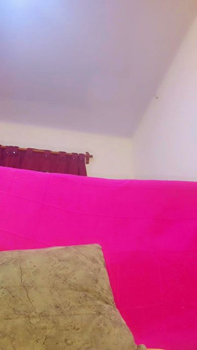 Saaarahh261 live cam on Cam4