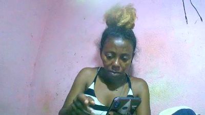 Sairah28 live cam on Cam4