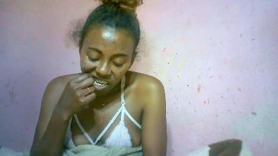 Sairah28 live cam on Cam4