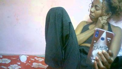 Sairah28 live cam on Cam4