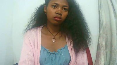 Sandratriniaina live cam on Cam4