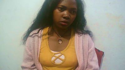 Sandratriniaina live cam on Cam4