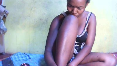 Sandrine05 live cam on Cam4
