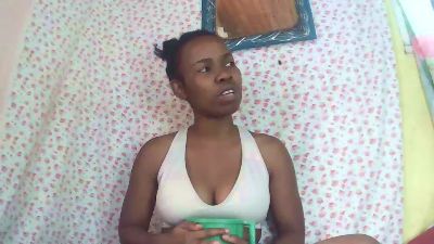 Sandrine05 live cam on Cam4