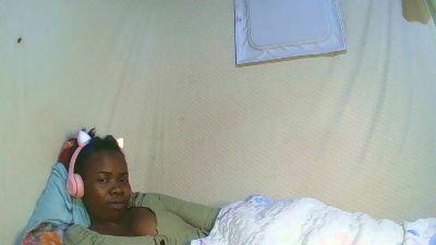 Sandrine05 live cam on Cam4