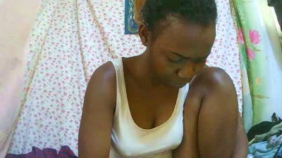 Sandrine05 live cam on Cam4