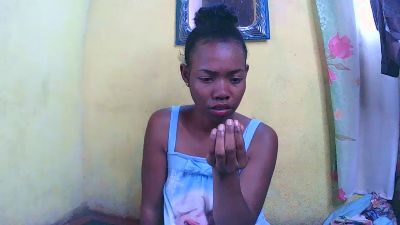 Sandrine05 live cam on Cam4