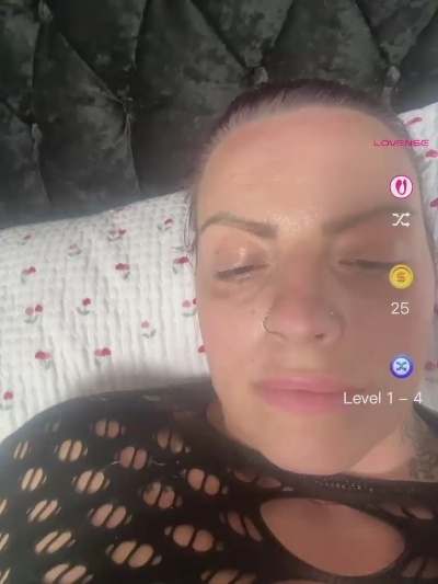 Saphire82 live cam on Cam4