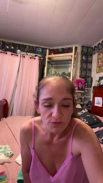 SaraLaw22 live cam on Cam4