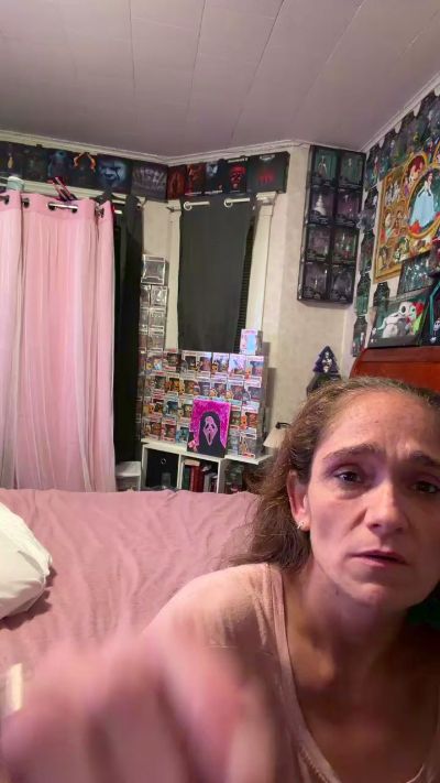 SaraLaw22 live cam on Cam4
