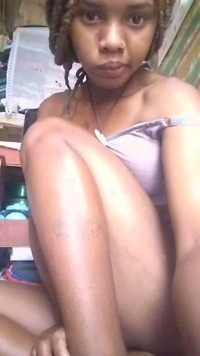 Sarahkwel live cam on Cam4