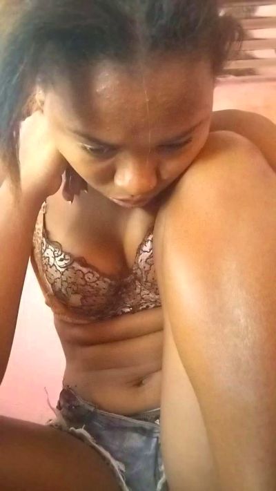 Sarahkwel live cam on Cam4