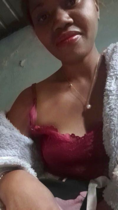 Sarahkwel live cam on Cam4