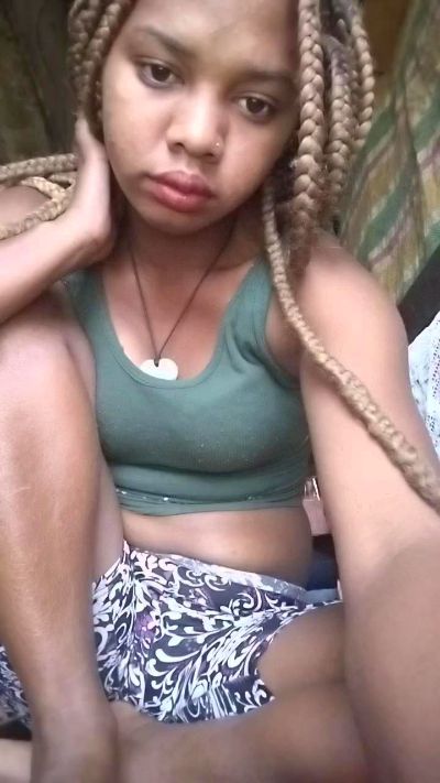 Sarahkwel live cam on Cam4