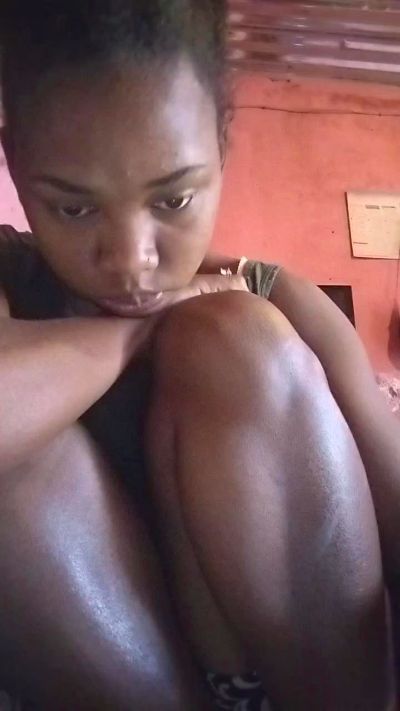 Sarahkwel live cam on Cam4