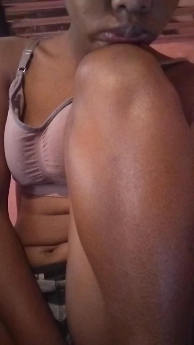 Sarahkwel live cam on Cam4