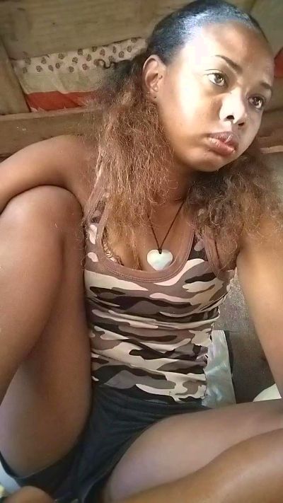 Sarahkwel live cam on Cam4