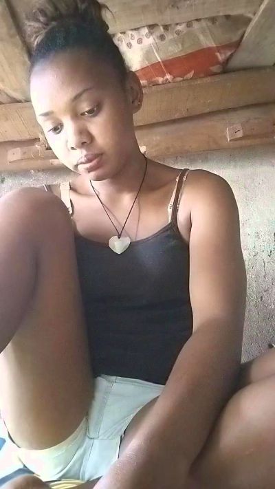 Sarahkwel live cam on Cam4