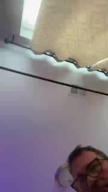 Sarahsquirts2 live cam on Cam4