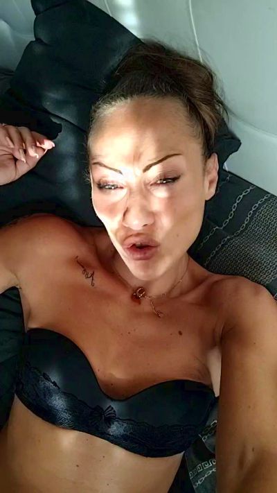 Saretta23 live cam on Cam4