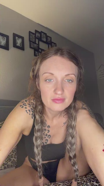 SavannahIrish live cam on Cam4