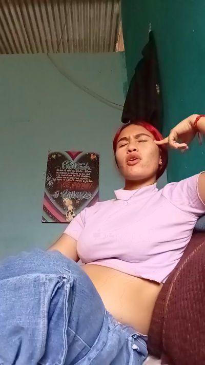 Scarlett_pee live cam on Cam4