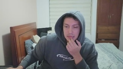 Serguioguecha33 live cam on Cam4