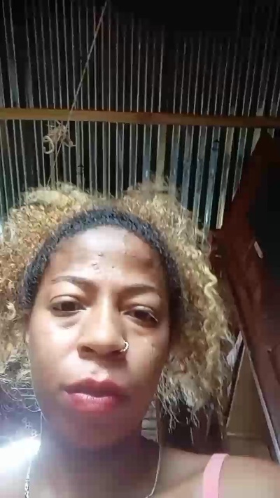 Sexiezoyda live female webcam from Madagascar