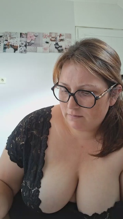 Sexycurvy877 live cam on Cam4