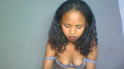 Shaina69 live cam on Cam4