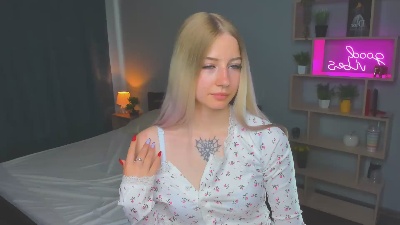 SharleneFyles live cam on Cam4