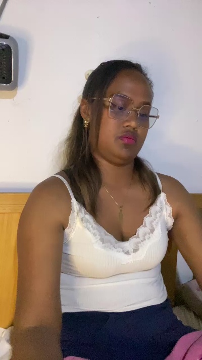 Sharonne07 live cam on Cam4