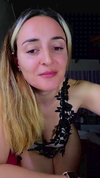 Shirlita2 live cam on Cam4