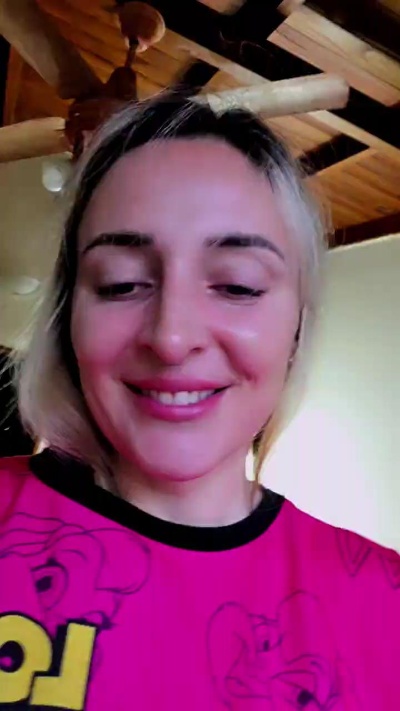 Shirlita2 live cam on Cam4
