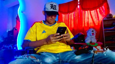 Skinny23cm live cam on Cam4