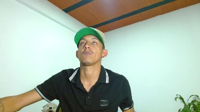 Skinny23cm live cam on Cam4