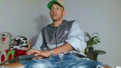 Skinny23cm live cam on Cam4