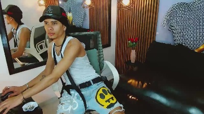 SkinnycuteAlyer live cam on Cam4
