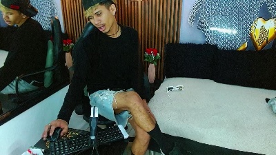 SkinnycuteAlyer live cam on Cam4