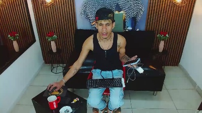 SkinnycuteAlyer live cam on Cam4