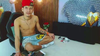 SkinnycuteAlyer live cam on Cam4