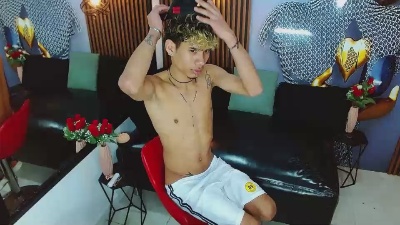 SkinnycuteAlyer live cam on Cam4