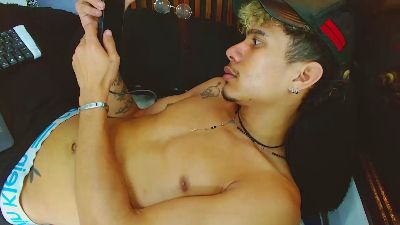 SkinnycuteAlyer live cam on Cam4