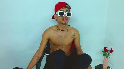 SkinnycuteAlyer live cam on Cam4