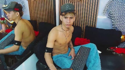 SkinnycuteAlyer live cam on Cam4