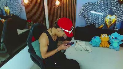 SkinnycuteAlyer live cam on Cam4