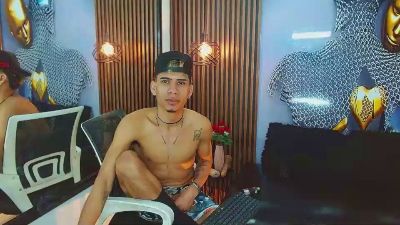 SkinnycuteAlyer live cam on Cam4