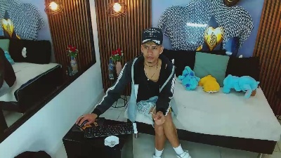 SkinnycuteAlyer live cam on Cam4