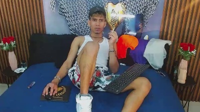 SkinnycuteAlyer live cam on Cam4