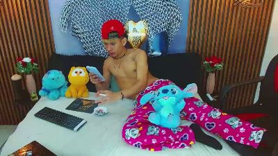 SkinnycuteAlyer live cam on Cam4